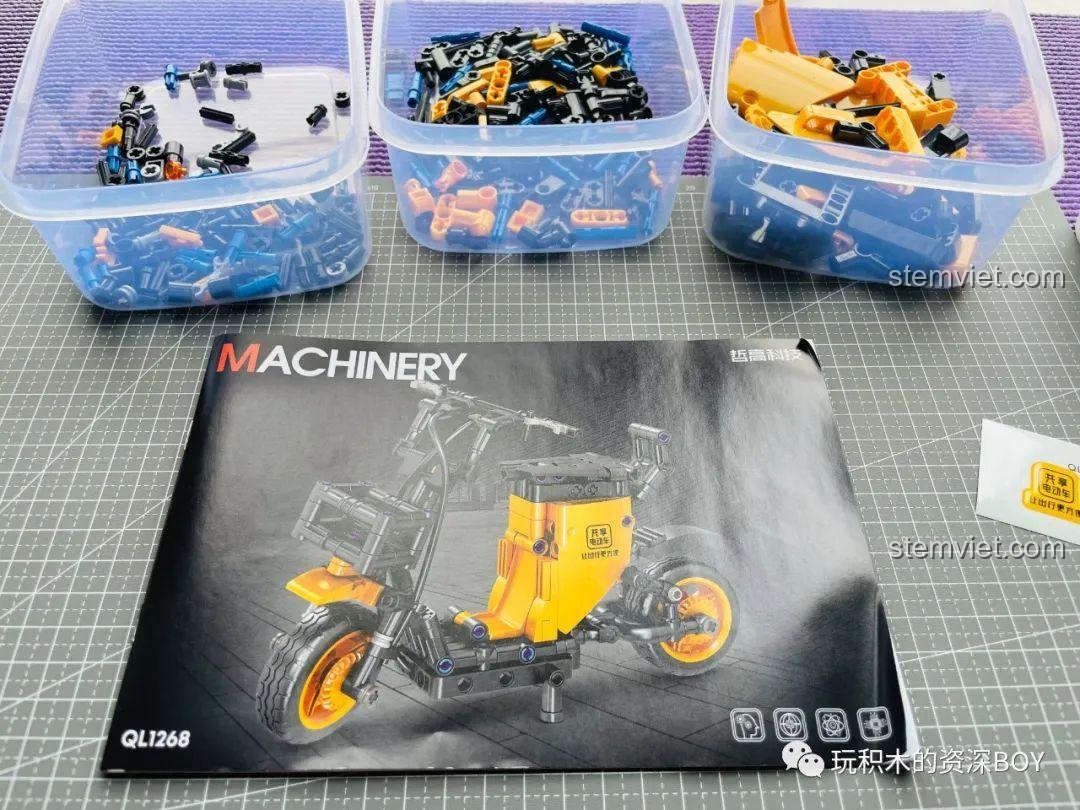 Các chi tiết và sách hướng dẫn của bộ lắp ráp xe điện ZHEGAO QL1268 được sắp xếp trước khi lắp.