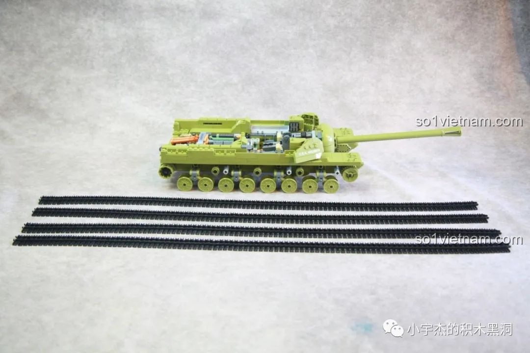 Mô hình xe tăng T28 và 4 dải xích đã sẵn sàng để được lắp ráp lại với nhau.