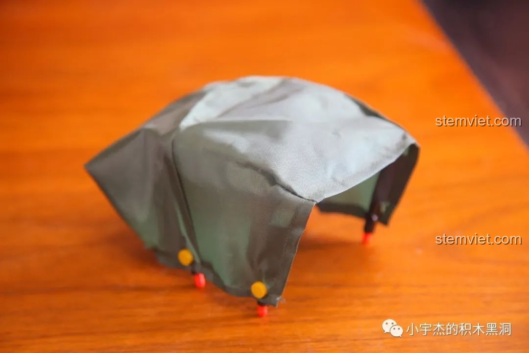 Mui xe bằng vải màu xanh của bộ xếp hình Hoàng bao xa đang được định hình trước khi lắp.