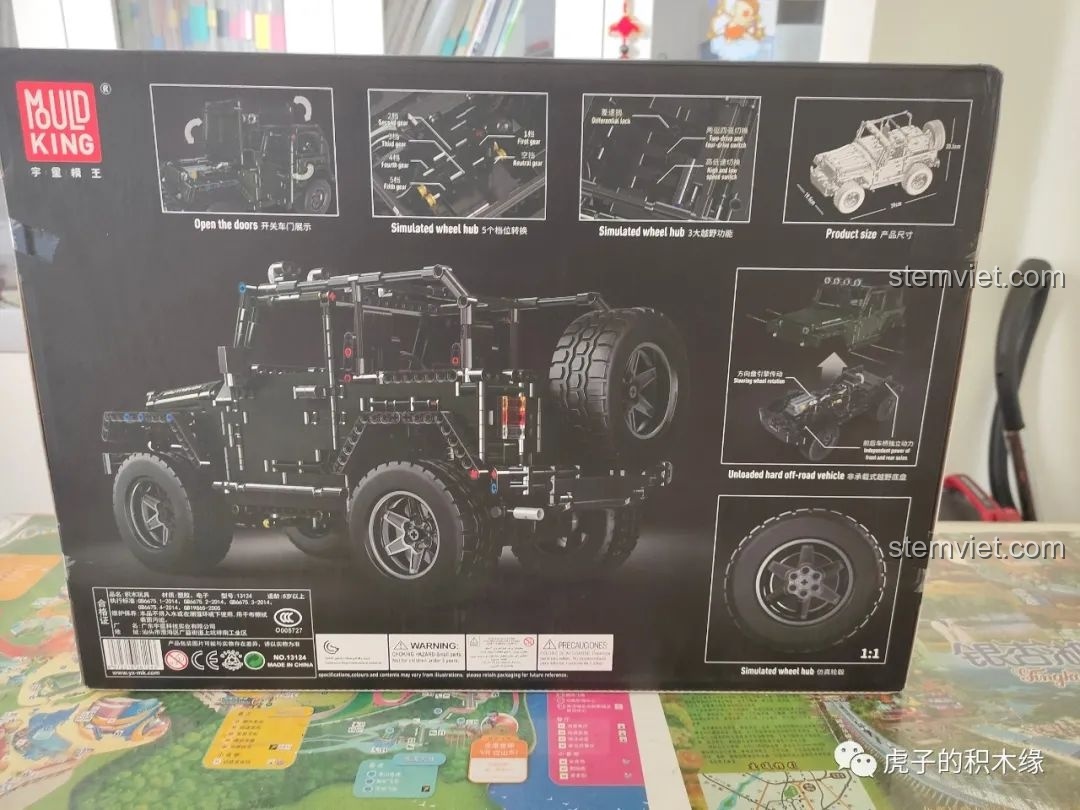 Mô tả các chức năng cơ học của Mould King 13124D như cửa, hệ thống treo và bánh xe.