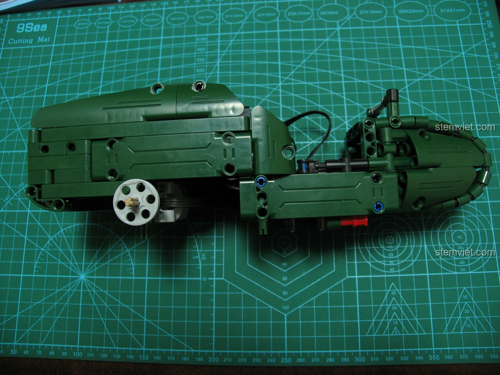 Minh họa chức năng đánh lái trái phải của mô hình CaDA C51021, hệ thống lái hoạt động chính xác và linh hoạt.