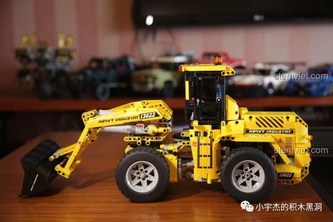 Chức năng 'bẻ lưng' để đánh lái của xe xúc lật Mould King 13122, cho phép xe di chuyển linh hoạt trong không gian hẹp.