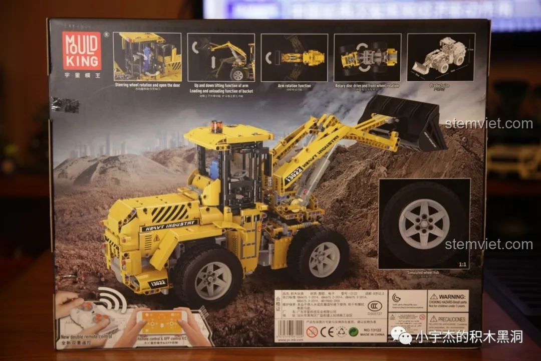 Mặt sau hộp của bộ lắp ráp Xe xúc lật hạng nặng 13122, giới thiệu các chức năng điều khiển và chuyển động của mô hình.