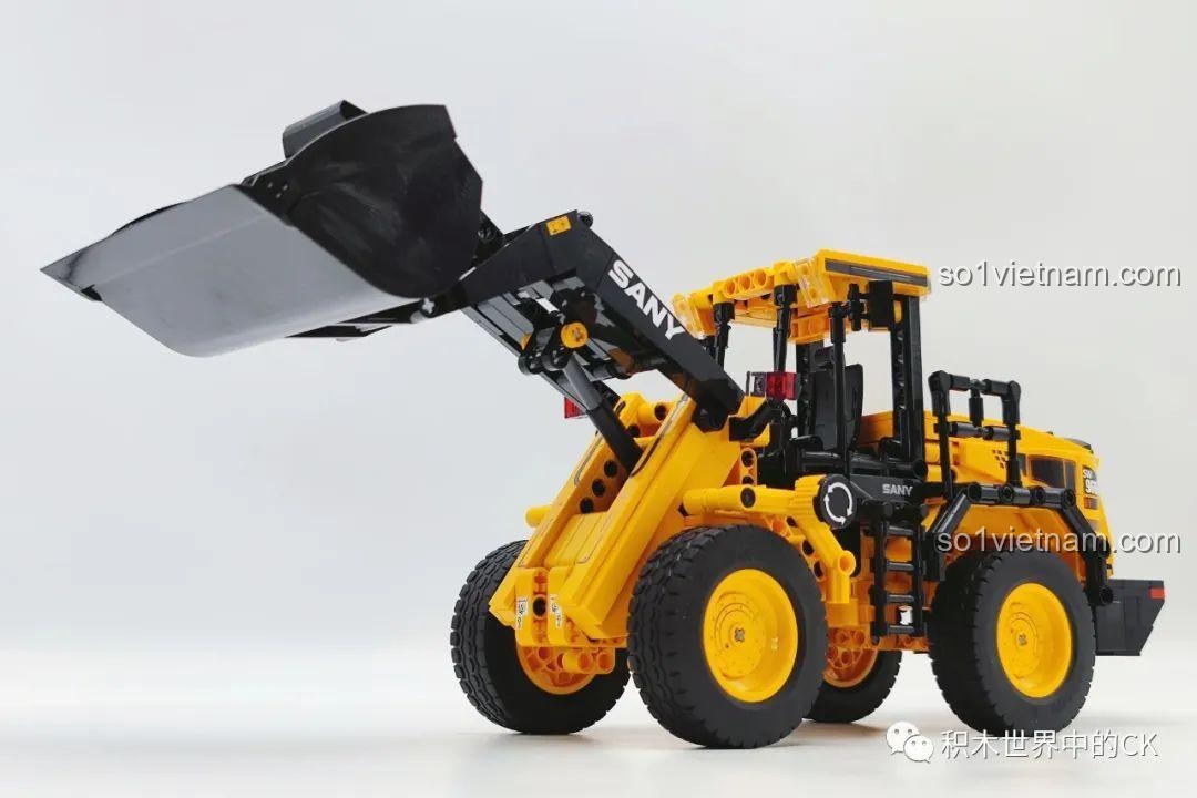 Mô hình xe xúc lật Sembo 712016 đang trình diễn chức năng nâng gầu xúc lên cao, cho thấy khả năng vận hành linh hoạt.