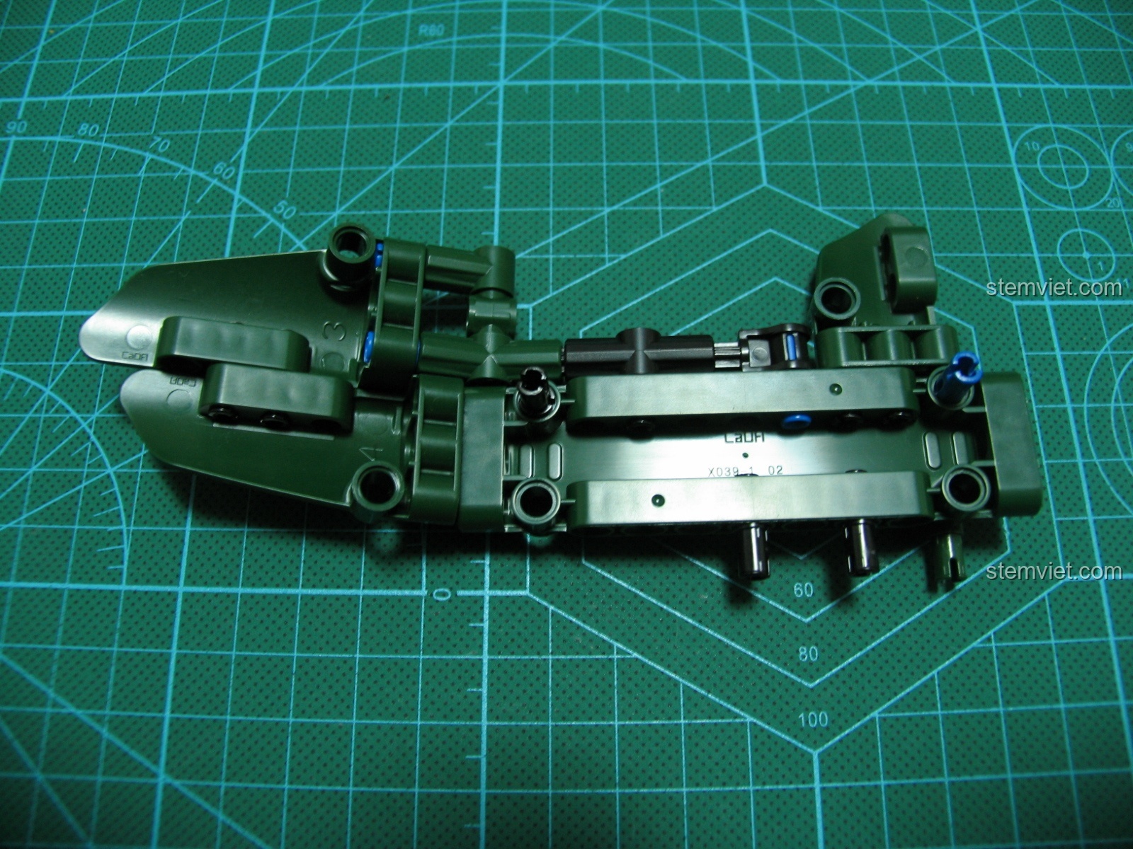 Minh họa chức năng tiến và lùi của mô hình CaDA C51021, bánh sau quay mạnh mẽ nhờ vào motor điện.