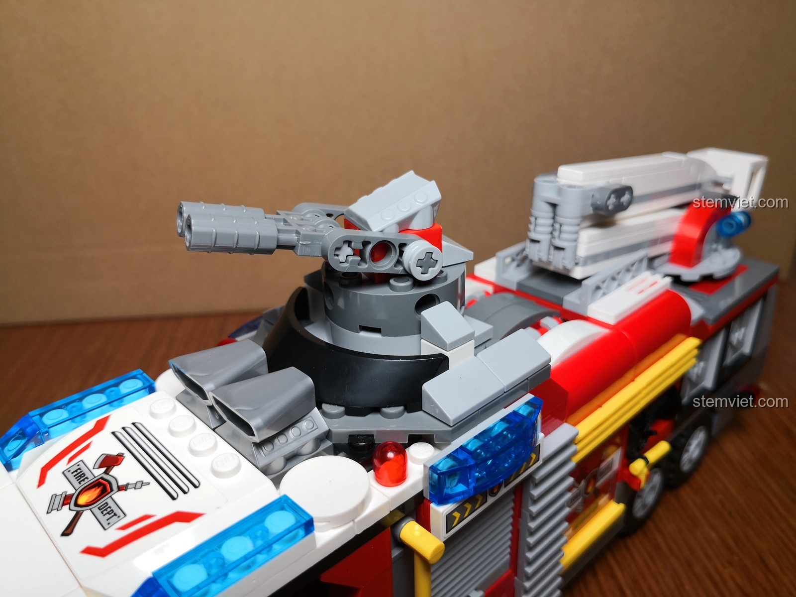 Vòi rồng trên nóc xe cứu hỏa QMAN 2809 có thể điều chỉnh góc bắn.