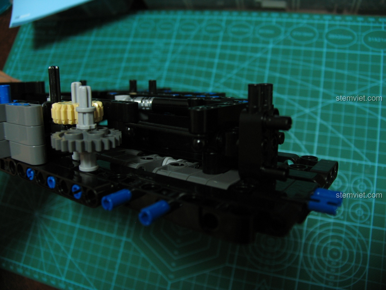 Minh họa chuyển động của cơ chế cò súng khi được kích hoạt trên mô hình M4A1.