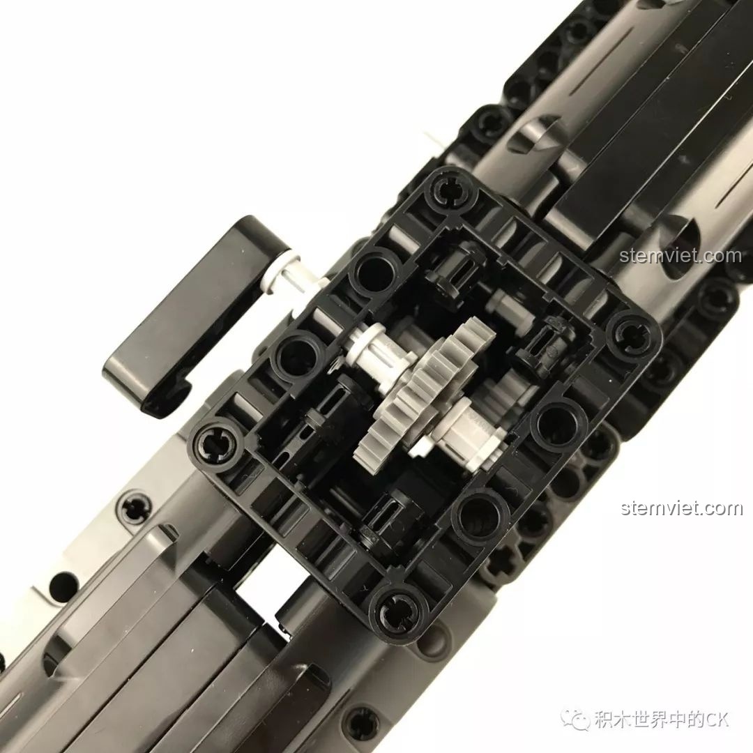 Cơ cấu bánh răng bên trong bộ phận ngắm của mô hình súng MP5 CaDA.