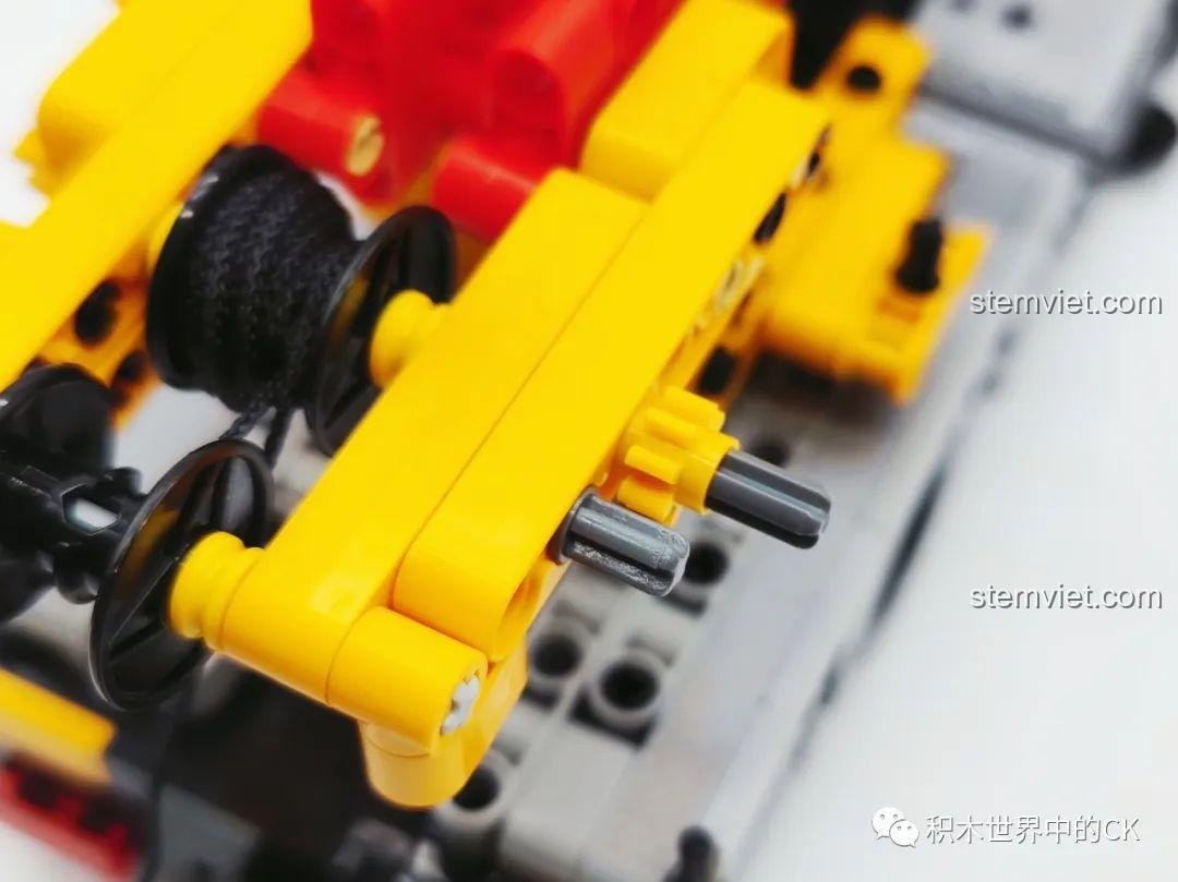 Chi tiết cận cảnh cơ cấu bánh răng điều khiển chức năng của xe cẩu SEMBO 712022.