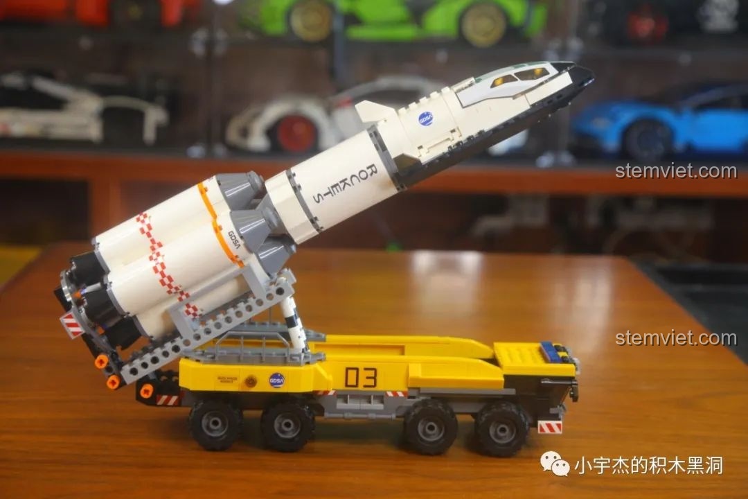 Góc nhìn từ phía trước khi tên lửa GUDI 10803 được nâng lên, khoe cơ cấu bệ phóng.