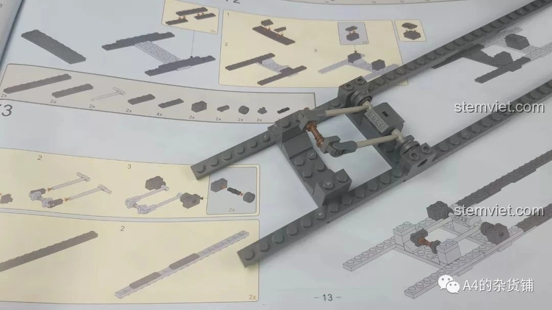 Cận cảnh các chi tiết cơ cấu bên trong phần thân của mô hình KAZI KY10005 Pháo Xe Lửa Dora 800mm Đức.