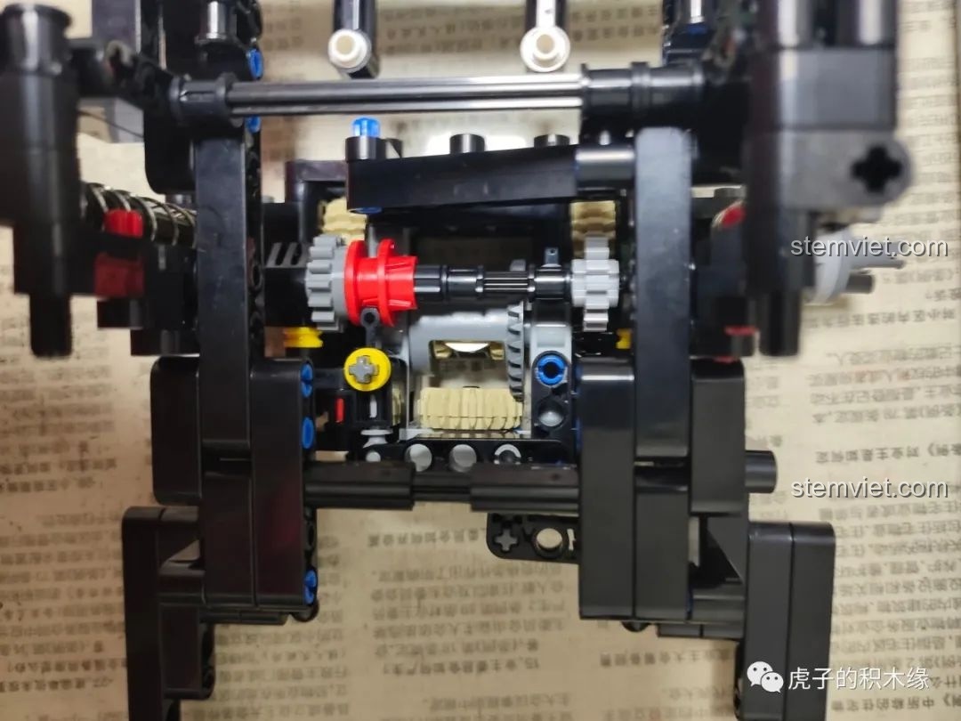 Cận cảnh cơ cấu khóa vi sai phức tạp bên trong cầu xe của bộ lắp ráp Mould King 13124D.