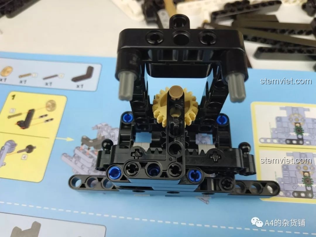 Cận cảnh cơ cấu lái bằng bánh răng và thanh răng của xe đua CaDA C61016.