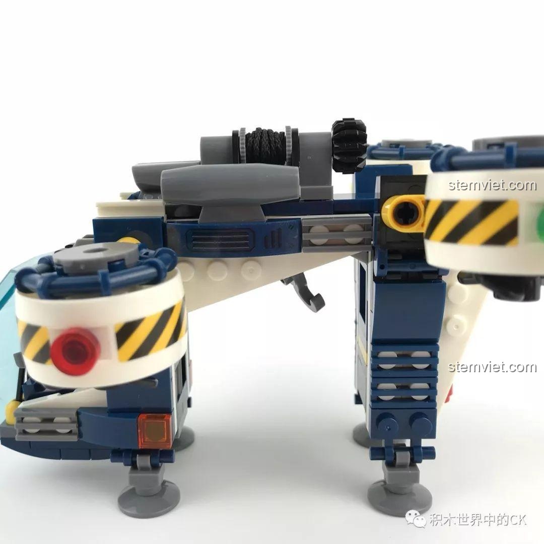 Cận cảnh cơ cấu tời và móc cẩu được tích hợp trên máy bay Sembo SD9510, một tính năng chơi đùa thú vị.