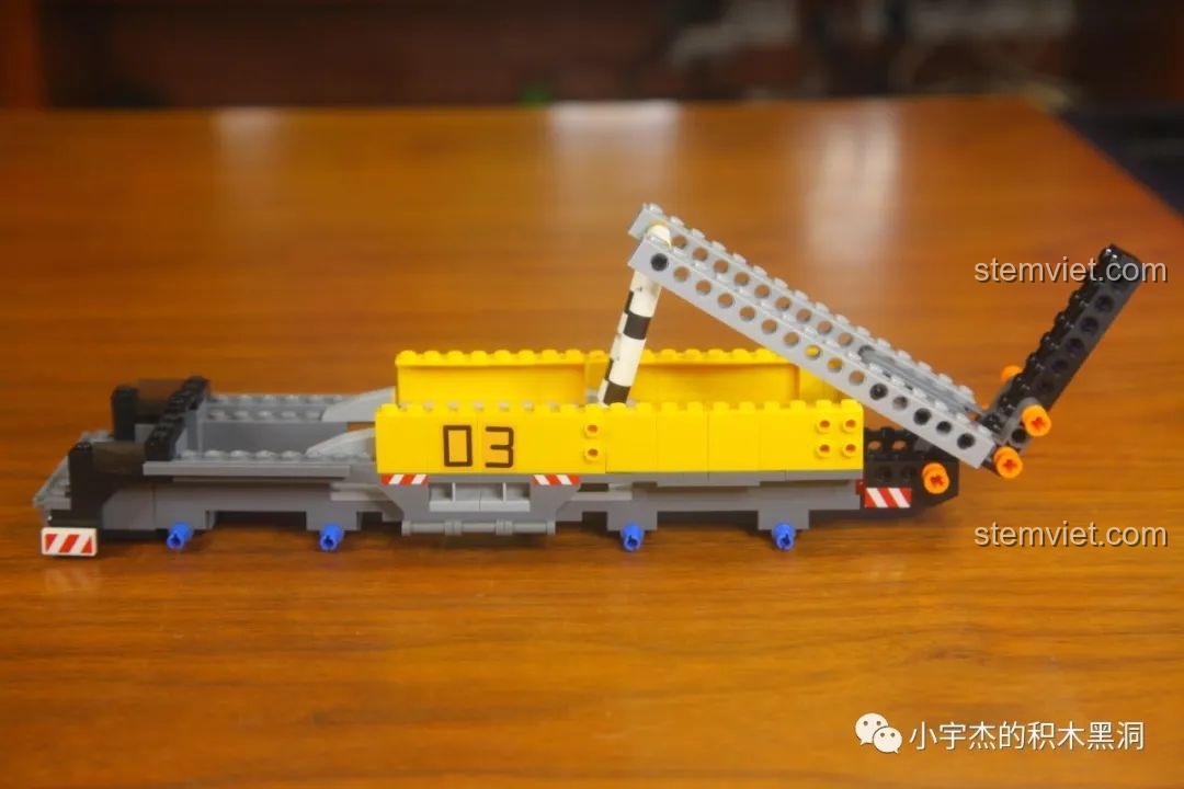 Cơ cấu nâng của bệ phóng trên xe vận tải GUDI 10803 được lắp ráp.