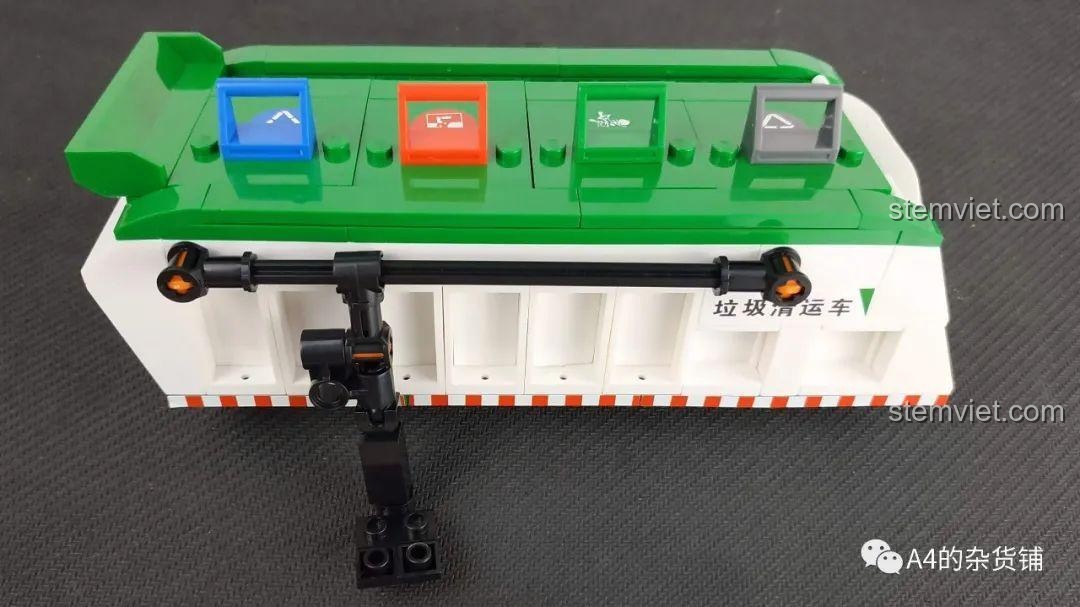 Cơ cấu nâng thùng rác được lắp ráp hoàn chỉnh vào phía sau thùng chứa của xe Sluban B0780.