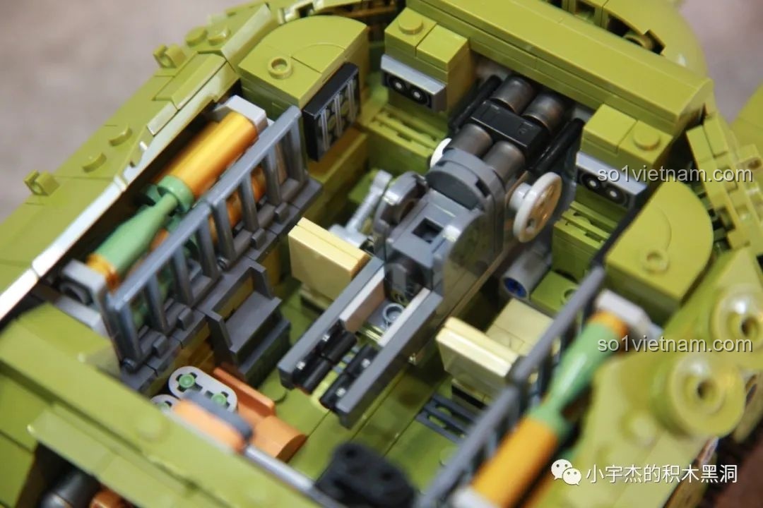 Cận cảnh cơ cấu nạp đạn mô phỏng bên trong xe tăng T28, cho thấy sự tinh xảo của thiết kế.