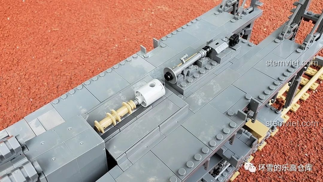 Cận cảnh cơ cấu nạp đạn phía sau nòng pháo của mô hình Pháo Xe Lửa Dora 800mm Đức KAZI KY10005.