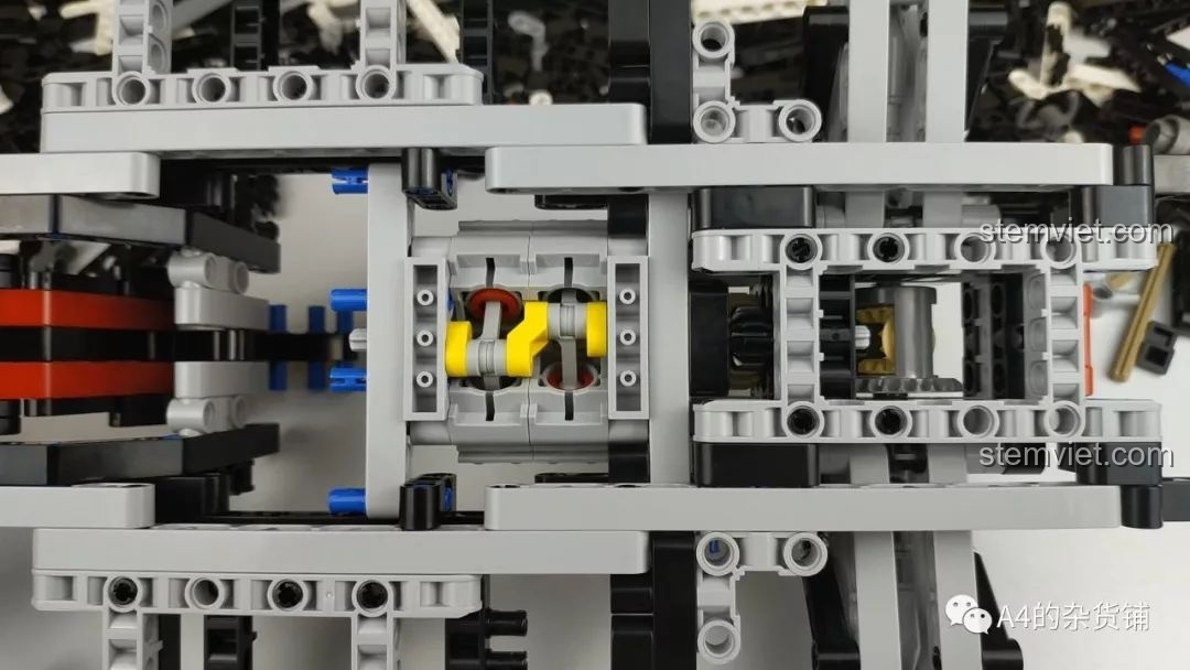 Cận cảnh cơ cấu piston và trục khuỷu bên trong khối động cơ V4 của mô hình CaDA C61016.