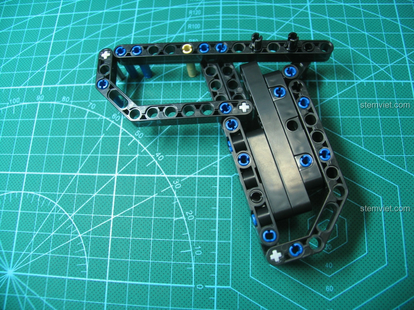 Cận cảnh cơ chế bắn và bánh răng của bộ đồ chơi mô hình Súng lắp ráp AK-47 C81001, chi tiết quan trọng cho hoạt động bắn đạn.