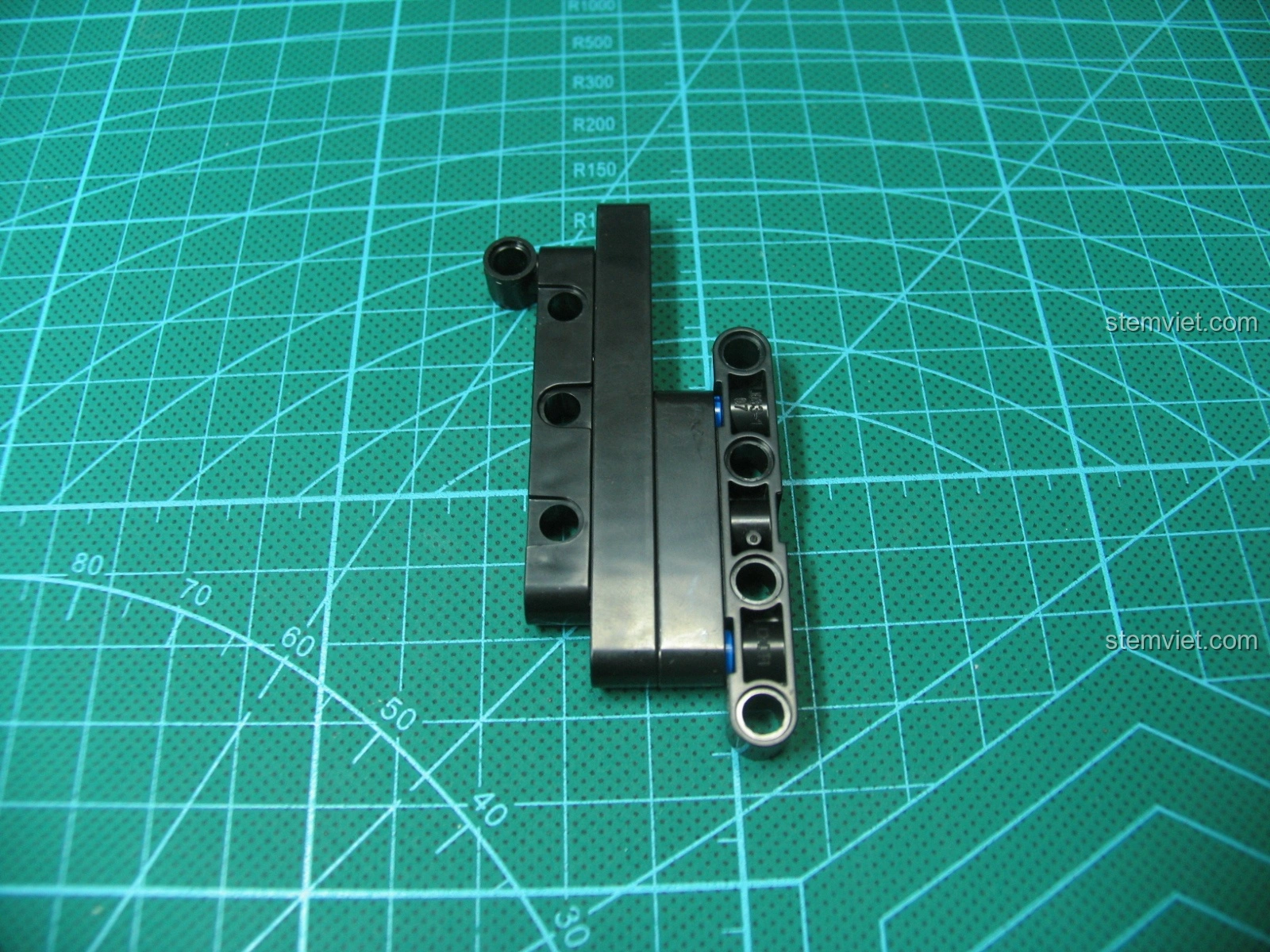 Cận cảnh cơ chế bắn của bộ lắp ráp Súng trường tấn công AK-47 cho bé trên 8 tuổi, các mảnh ghép ăn khớp tạo nên chuyển động mượt mà.