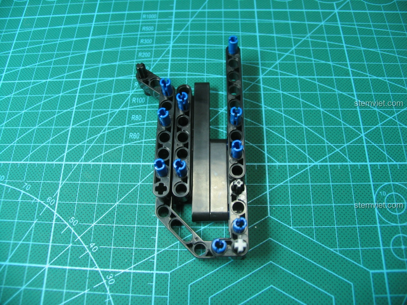 Góc nhìn khác về cơ chế bắn của bộ đồ chơi C81001 giá tốt, cho thấy sự phức tạp nhưng hiệu quả trong thiết kế.