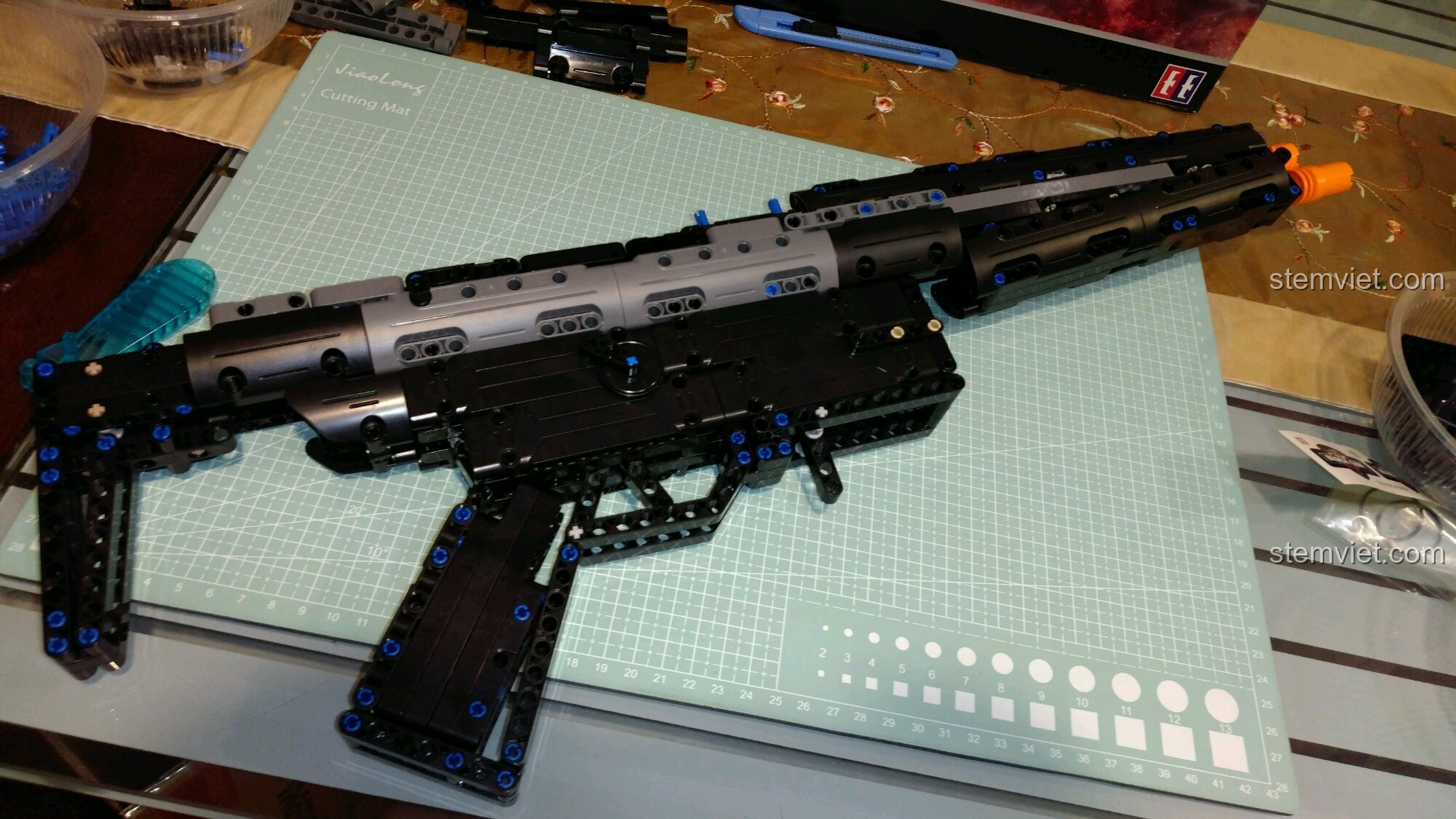 Cơ chế bắn chun liên thanh của bộ xếp hình Khẩu súng tiểu liên MP5 cho con trai 8 tuổi.