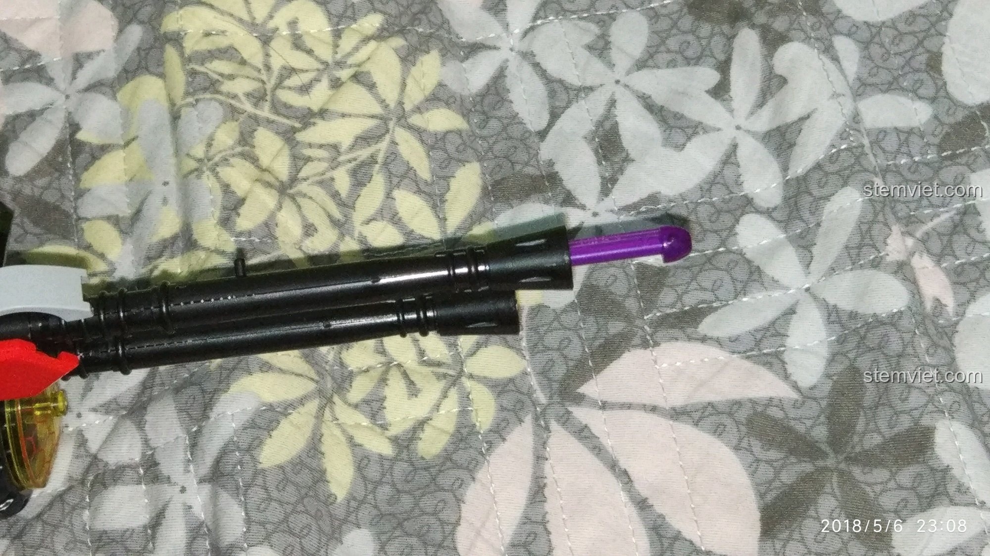 Cận cảnh nòng pháo của xe QMAN 2715 với cơ chế bắn đạn lò xo màu tím.