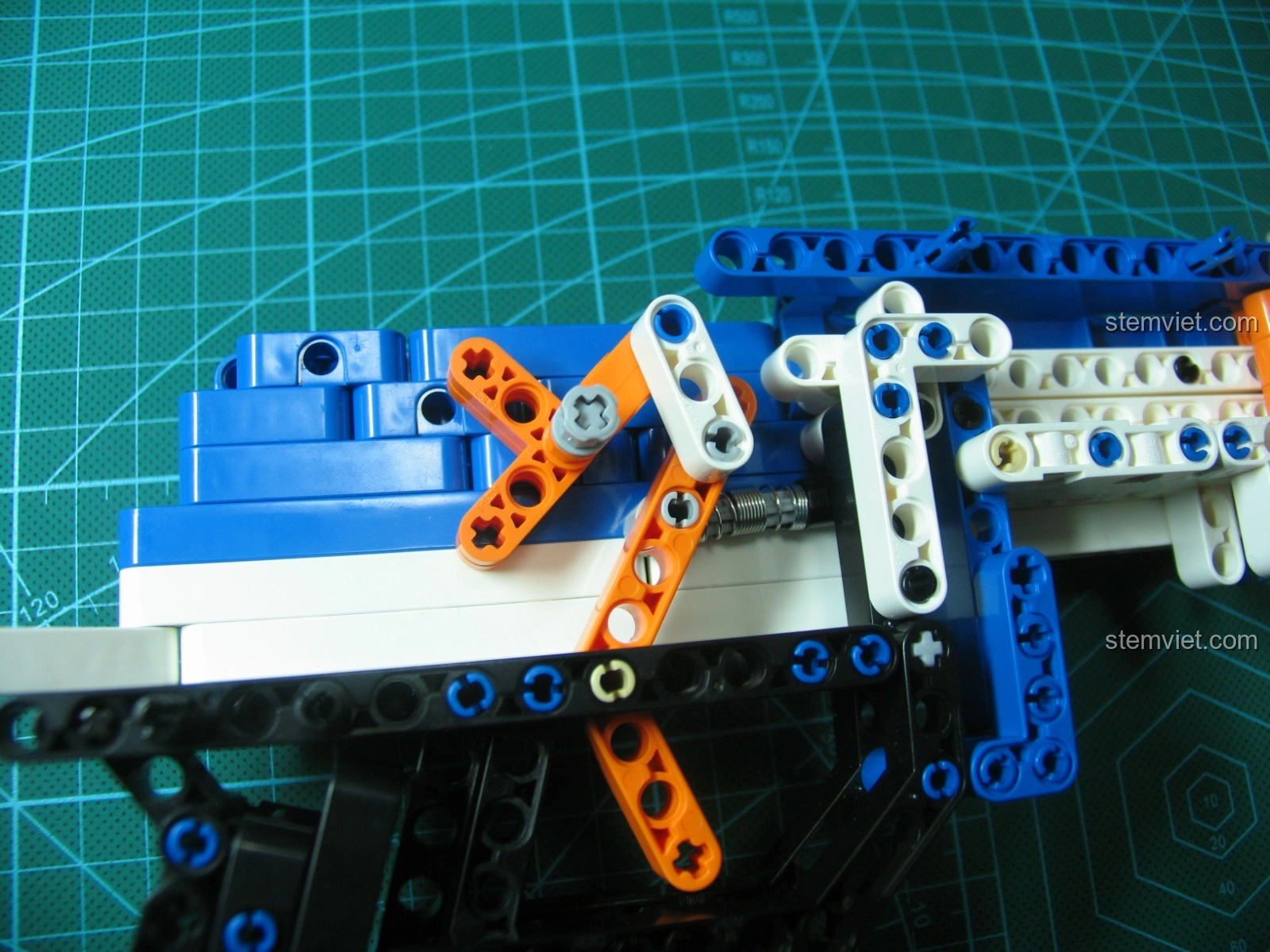 Cận cảnh cơ chế bắn của bộ lắp ghép Súng trường tấn công AK-47 CaDA, khi dây chun được kéo căng, sẵn sàng nhả đạn.