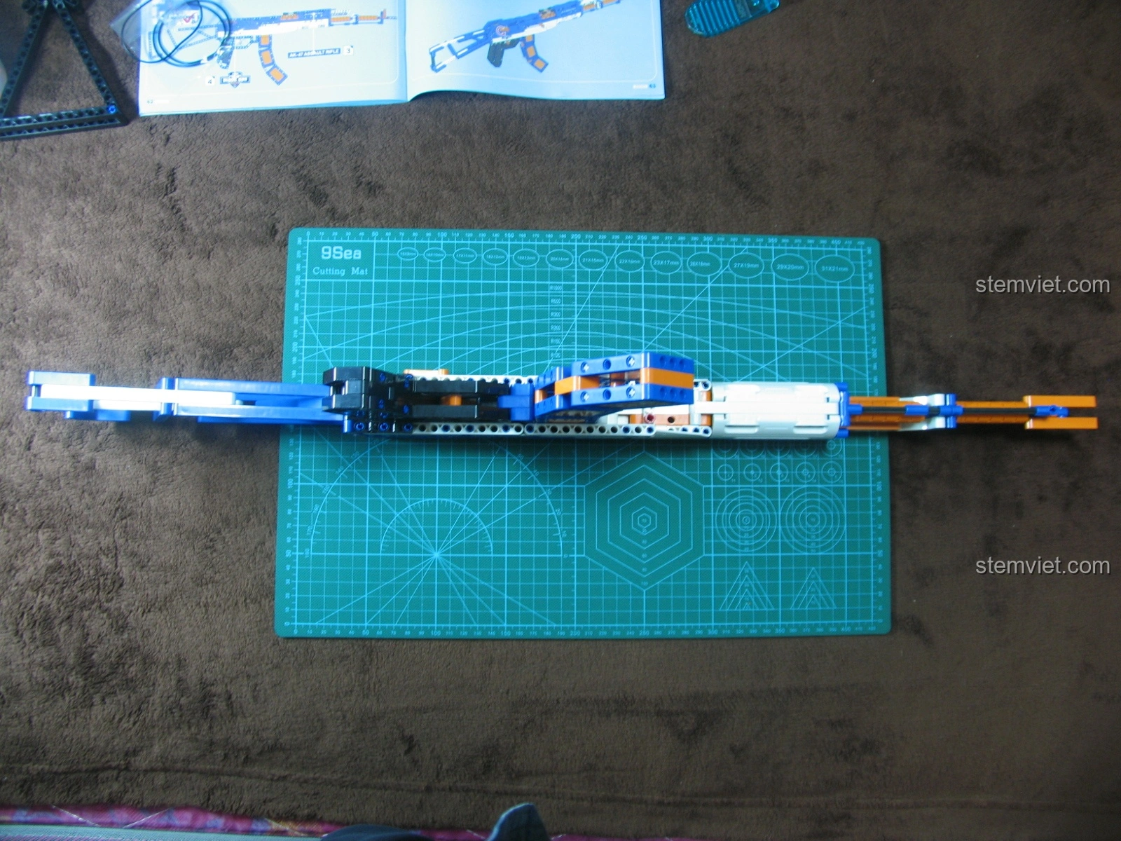 Cơ chế bắn của bộ lắp ráp Súng trường tấn công AK-47 cho bé trên 8 tuổi đã được độ chế, sẵn sàng cho hành động bắn đạn chun.