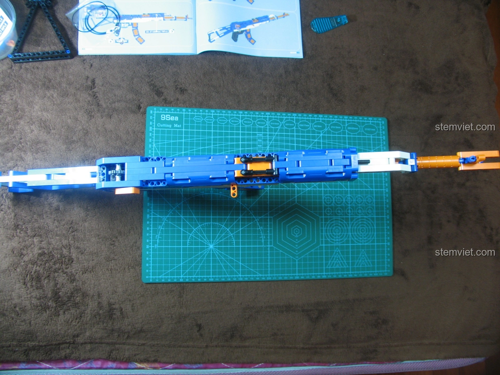 Cơ chế bắn của bộ đồ chơi C81001 giá tốt đã được độ chế, sẵn sàng cho hành động bắn đạn chun.