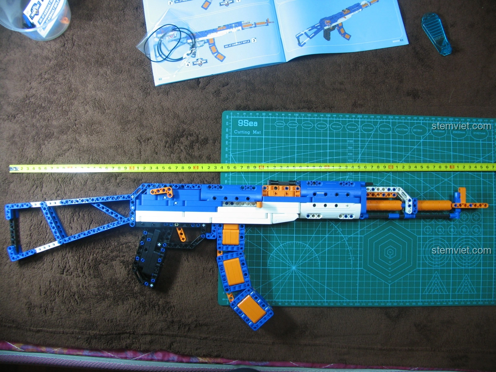 Cơ chế bắn của bộ đồ chơi mô hình Súng lắp ráp AK-47 C81001 đã được độ chế, sẵn sàng cho hành động bắn đạn chun.