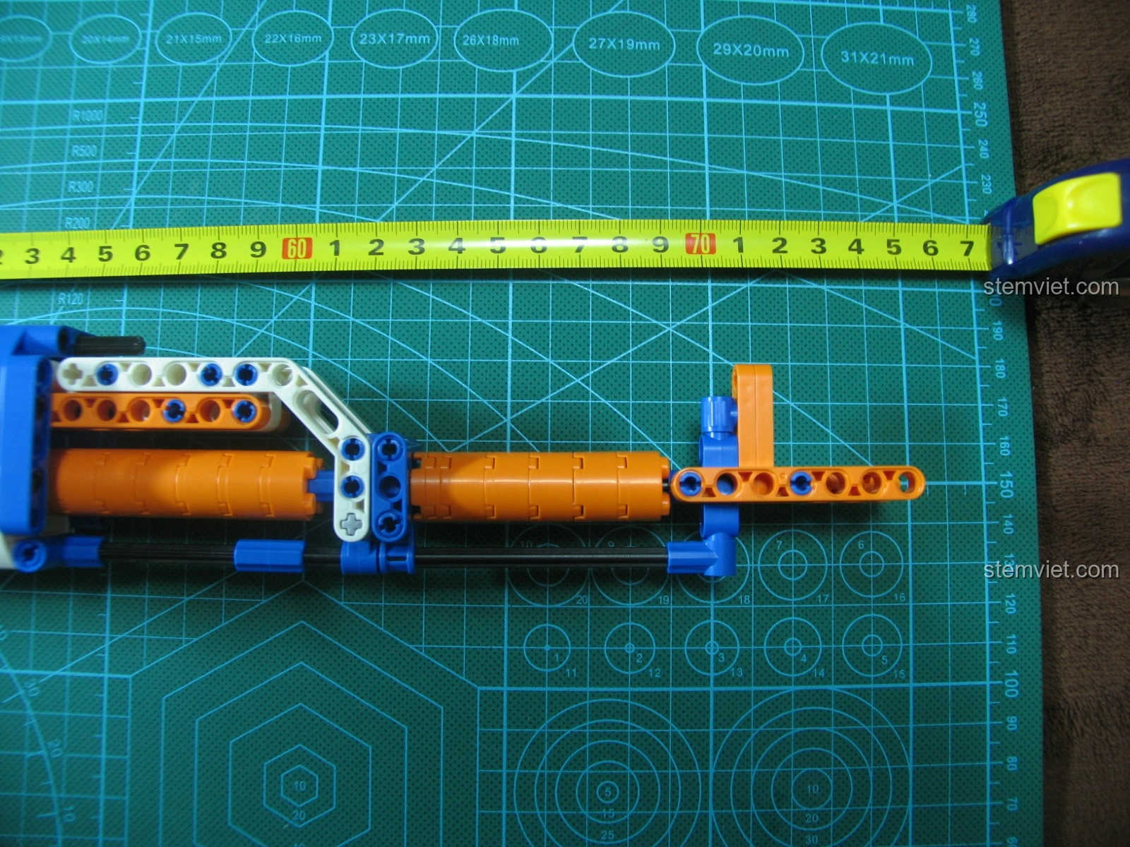 Cơ chế bắn của bộ đồ chơi lắp ghép Mô hình súng AK-47 cho trẻ trên 8 tuổi đã được độ chế, sẵn sàng cho hành động bắn đạn chun.