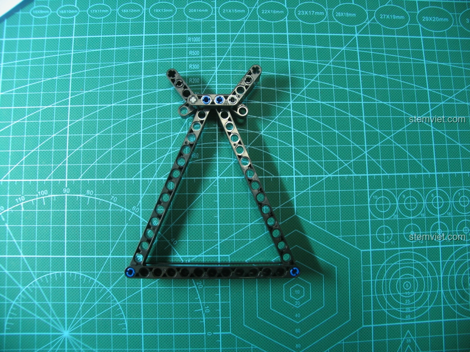 Cơ chế bắn của bộ lắp ráp Súng AK-47 cho bé trai 8+ đã được độ chế, sẵn sàng cho hành động bắn đạn chun.