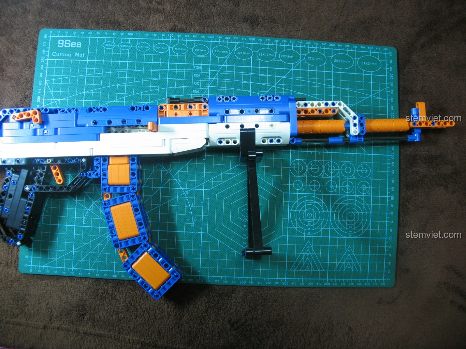 Cơ chế bắn của bộ lắp ráp Súng AK-47 cho con trai từ 8 tuổi đã được độ chế, sẵn sàng cho hành động bắn đạn chun.