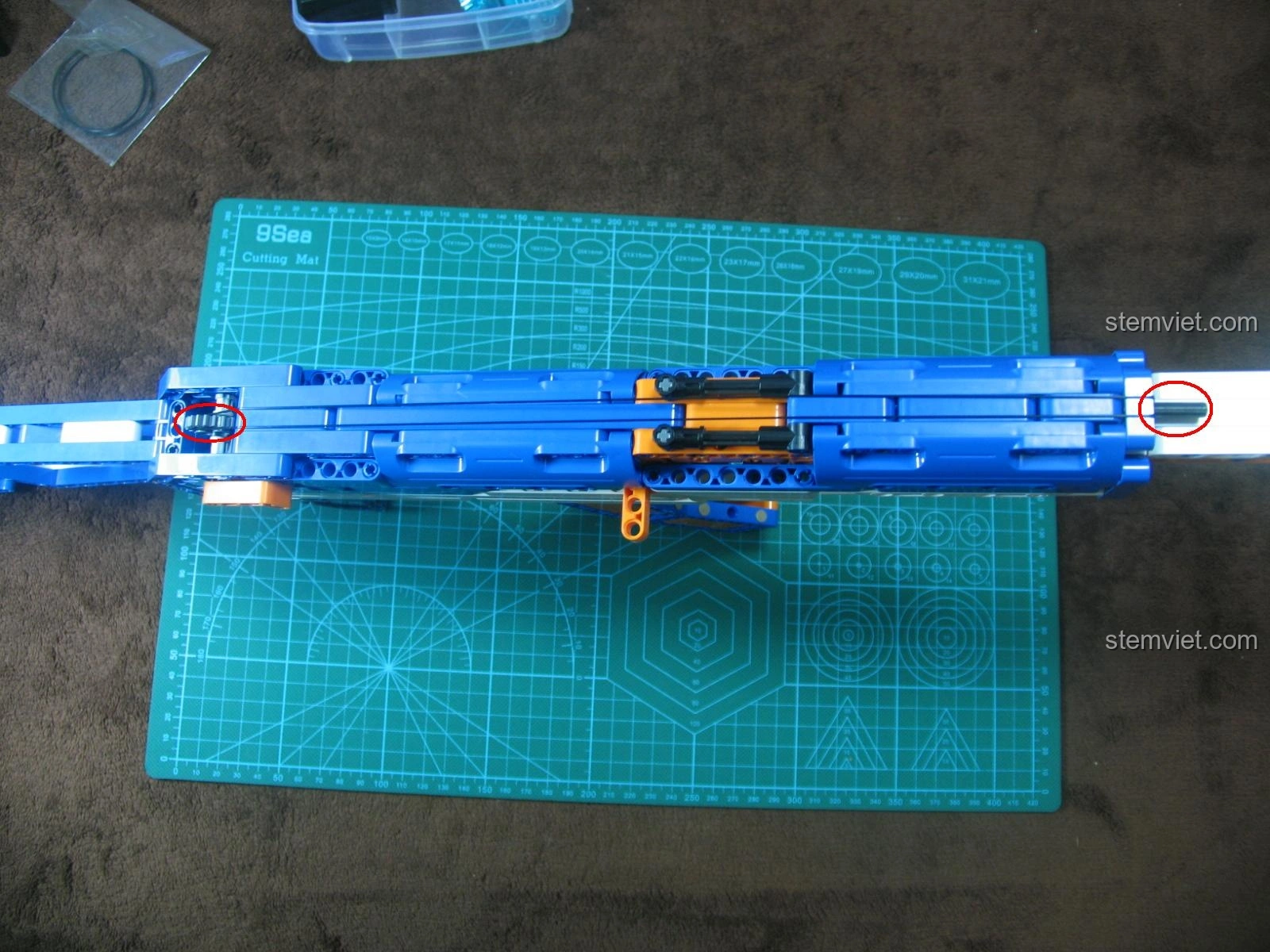 Cơ chế bắn của bộ lắp ghép Súng AK-47 81001 đáng tiền đã được độ chế, sẵn sàng cho hành động bắn đạn chun.