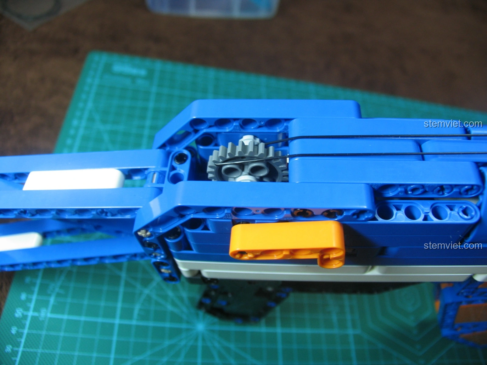 Cơ chế bắn của bộ đồ chơi Súng AK-47 1001 giá hời đã được độ chế, sẵn sàng cho hành động bắn đạn chun.