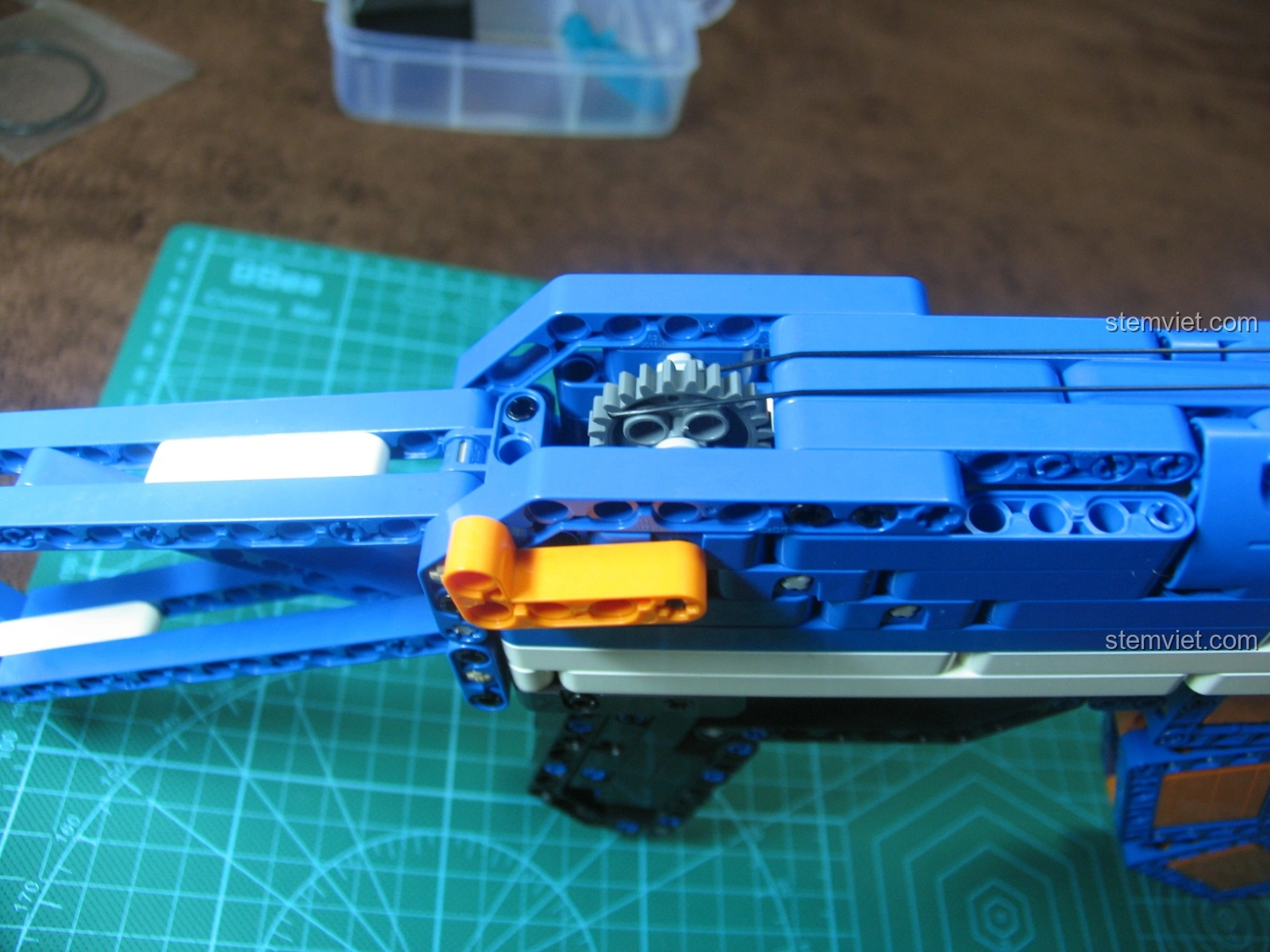 Cơ chế bắn của bộ đồ chơi lắp ghép CaDA 81001 siêu tiết kiệm đã được độ chế, sẵn sàng cho hành động bắn đạn chun.