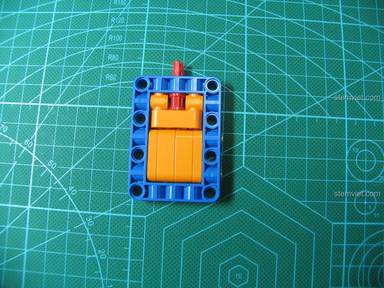 Cận cảnh cơ chế bắn của bộ lắp ráp Súng AK-47 cho con trai từ 8 tuổi sau khi độ chế, cho phép bắn liên tục.