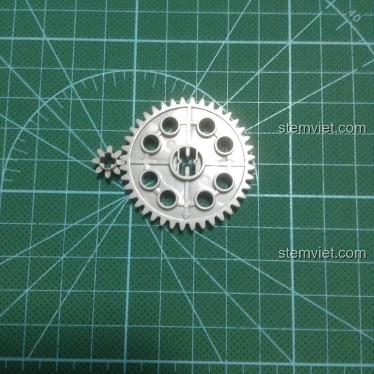 Cơ chế bắn của bộ lắp ghép Mô hình súng AK-47 C81001 đã được độ chế, sẵn sàng cho hành động bắn đạn chun.