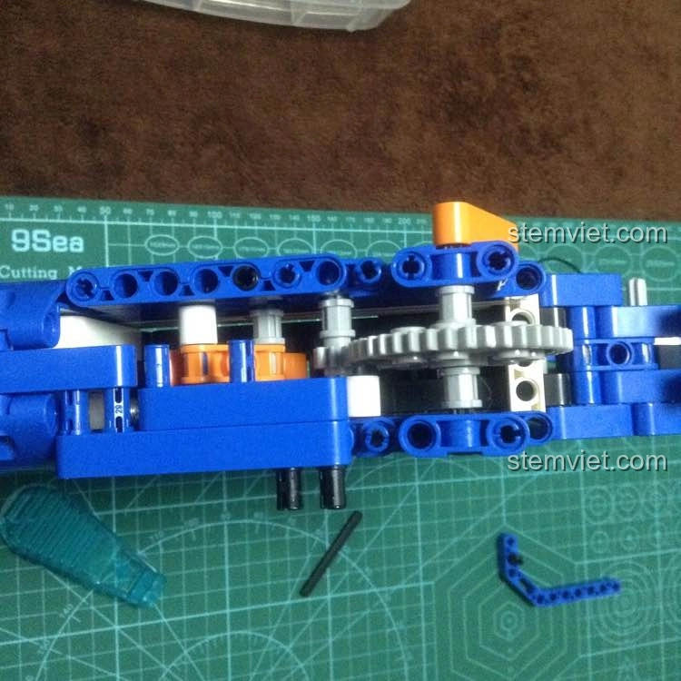 Cơ chế bắn của bộ lắp ghép Súng trường tấn công AK-47 CaDA đã được độ chế, sẵn sàng cho hành động bắn đạn chun.