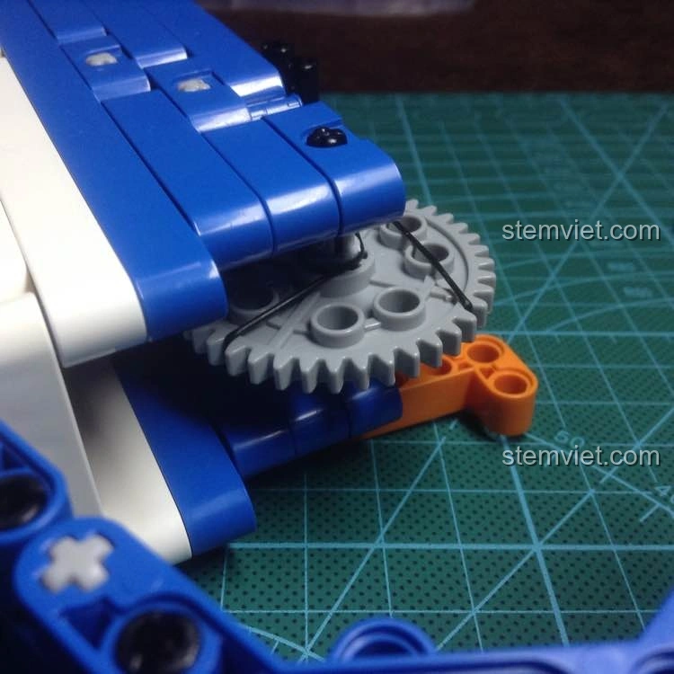 Cơ chế bắn của bộ lắp ráp Súng trường tấn công AK-47 cho bé trên 8 tuổi đã được độ chế, sẵn sàng cho hành động bắn đạn chun.