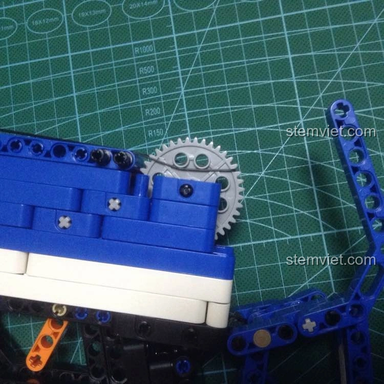 Cơ chế bắn của bộ đồ chơi C81001 giá tốt đã được độ chế, sẵn sàng cho hành động bắn đạn chun.