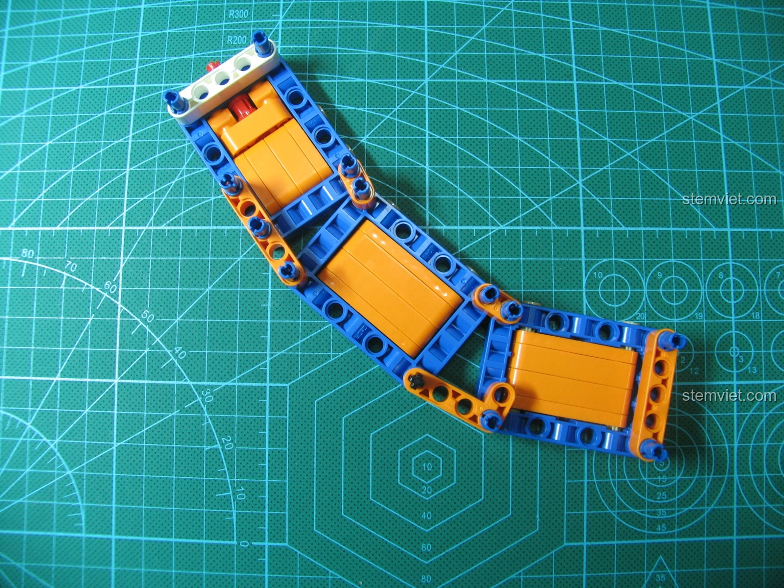 Cơ chế bắn của bộ đồ chơi 81001 tiết kiệm đã được độ chế, sẵn sàng cho hành động bắn đạn chun.