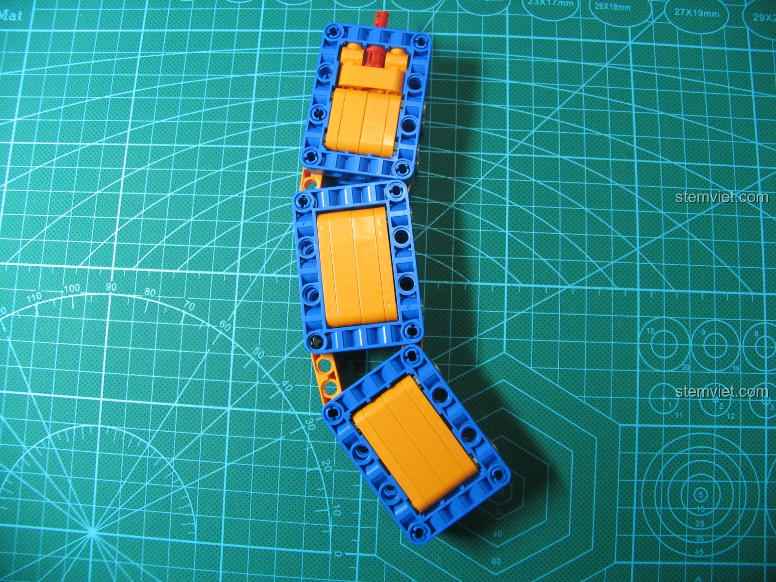 Cơ chế bắn của bộ lắp ghép Súng AK-47 81001 đáng tiền đã được độ chế, sẵn sàng cho hành động bắn đạn chun.