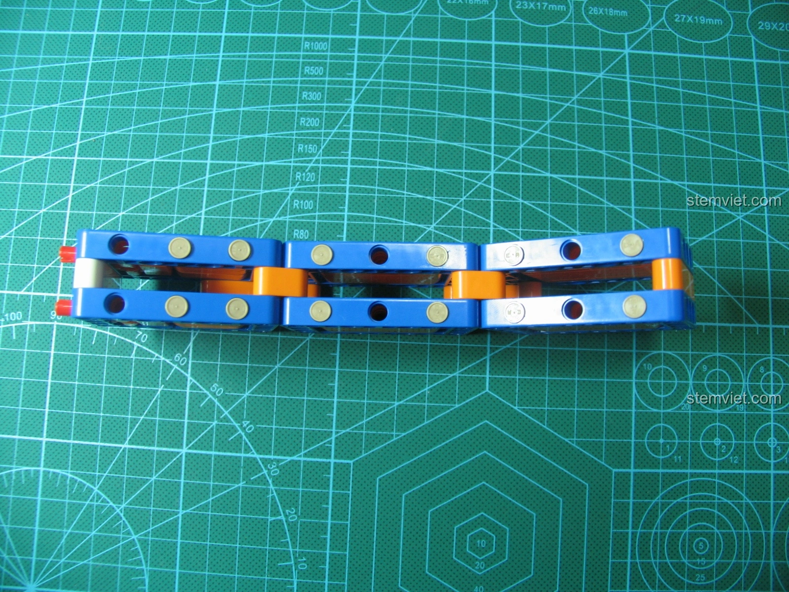 Cơ chế bắn của bộ đồ chơi Súng AK-47 1001 giá hời đã được độ chế, sẵn sàng cho hành động bắn đạn chun.