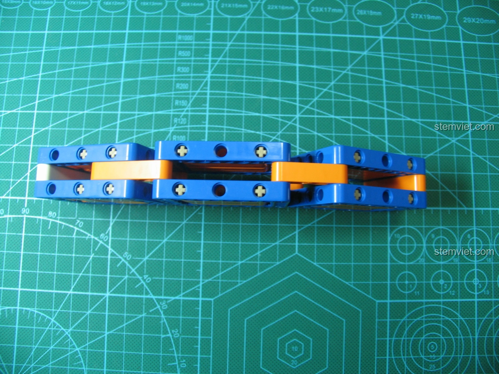 Cơ chế bắn của bộ đồ chơi lắp ghép CaDA 81001 siêu tiết kiệm đã được độ chế, sẵn sàng cho hành động bắn đạn chun.