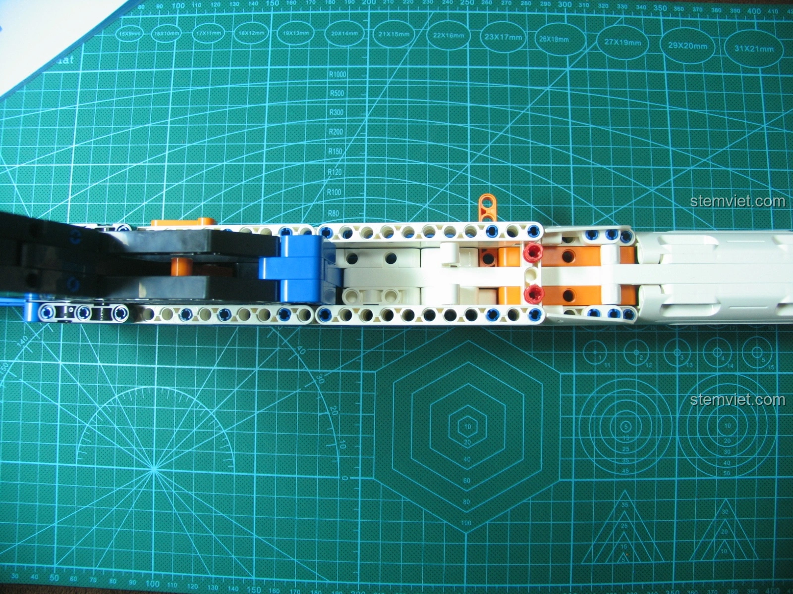 Cơ chế bắn của bộ lắp ráp Súng trường tấn công AK-47 CaDA C81001 đã được độ chế, sẵn sàng cho hành động bắn đạn chun.