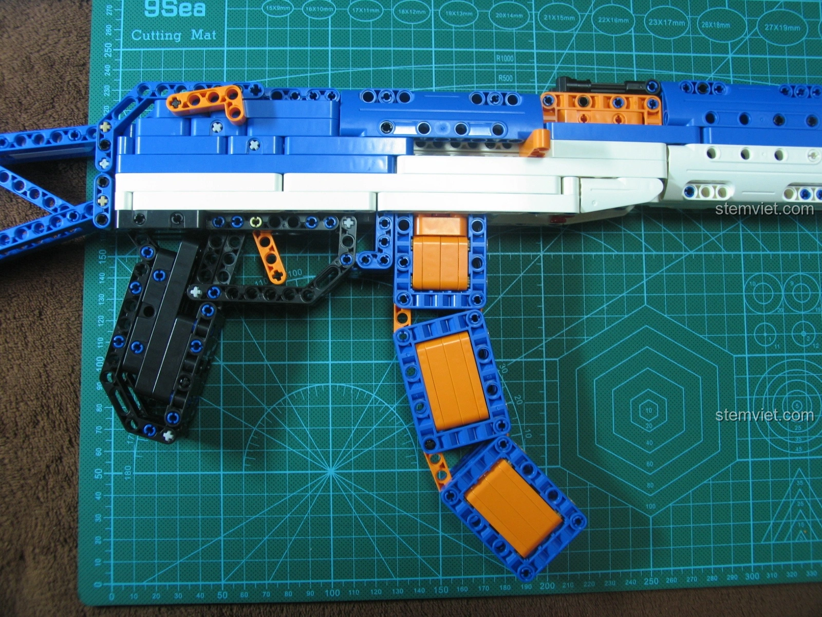 Cơ chế bắn của bộ lắp ghép Mô hình súng AK-47 C81001 đã được độ chế, sẵn sàng cho hành động bắn đạn chun.