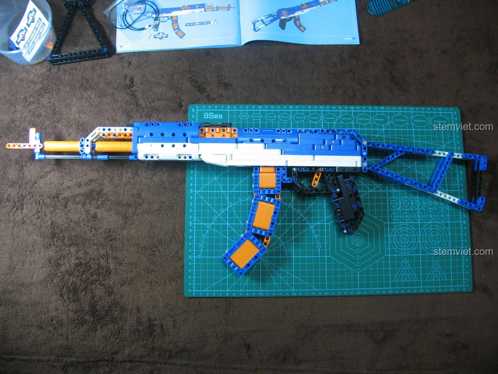 Cơ chế bắn của bộ lắp ghép Súng trường tấn công AK-47 CaDA đã được độ chế, sẵn sàng cho hành động bắn đạn chun.